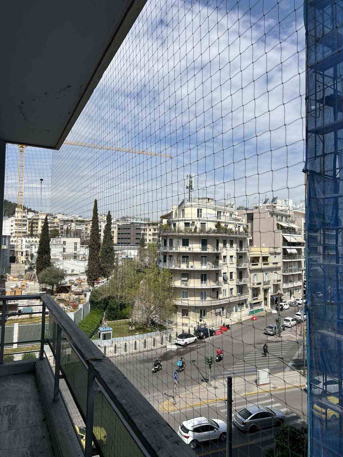 Δίχτυ απώθησης περιστεριών εγκατεστημένο σε μπαλκόνι διαμερίσματος