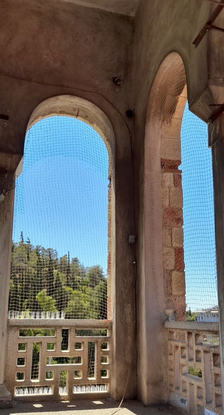 Ολοκληρωμένο σύστημα απώθησης περιστεριών σε εκκλησία με δίχτυ, ακίδες και καθαρισμό επιφανειών για υγιεινό περιβάλλον
