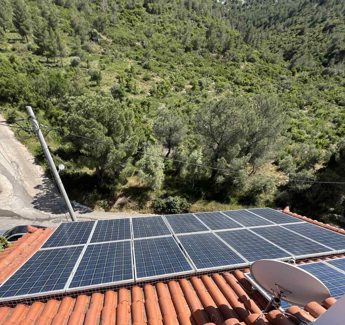 Εξειδικευμένο συνεργείο τοποθετεί ανθεκτικό δίχτυ απώθησης περιστεριών γύρω από φωτοβολταϊκά πάνελ για μόνιμη προστασία από φώλιασμα και ρύπανση.